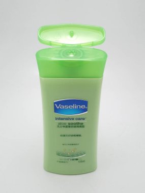 QUEZON ŞEHRİ, PH - 23 Kasım 2020 'de Quezon City, Filipinler' de Vazelin yoğun bakım aloe yatıştırıcı.