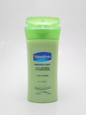 QUEZON ŞEHRİ, PH - 23 Kasım 2020 'de Quezon City, Filipinler' de Vazelin yoğun bakım aloe yatıştırıcı.