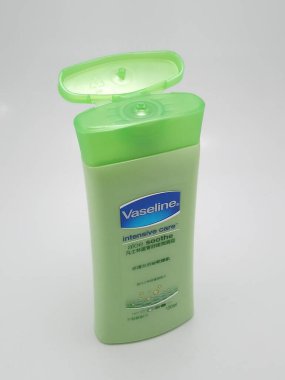 QUEZON ŞEHRİ, PH - 23 Kasım 2020 'de Quezon City, Filipinler' de Vazelin yoğun bakım aloe yatıştırıcı.