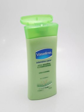 QUEZON ŞEHRİ, PH - 23 Kasım 2020 'de Quezon City, Filipinler' de Vazelin yoğun bakım aloe yatıştırıcı.