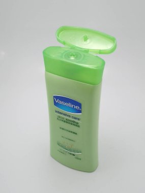 QUEZON ŞEHRİ, PH - 23 Kasım 2020 'de Quezon City, Filipinler' de Vazelin yoğun bakım aloe yatıştırıcı.