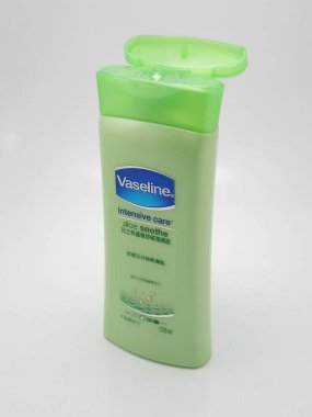 QUEZON ŞEHRİ, PH - 23 Kasım 2020 'de Quezon City, Filipinler' de Vazelin yoğun bakım aloe yatıştırıcı.