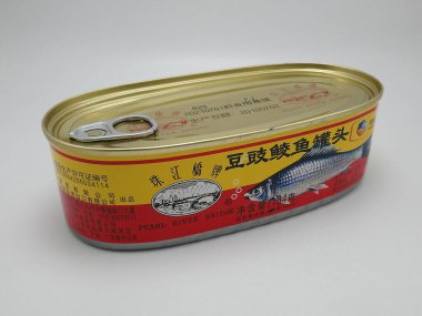 MANILA, PH - 25 Kasım 2020 tarihinde Manila, Filipinler 'de Pearl River Köprüsü balık konservesi.