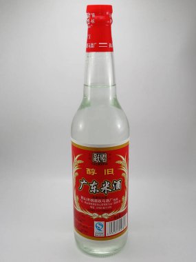 MANILA, PH - 25 Kasım 2020 'de Manila, Filipinler' de Yuemapai pirinç şarabı şişesi.