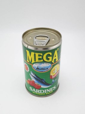 MANILA, PH - 25 Kasım 2020 'de Filipinler, Manila' da domates soslu büyük sardalyalar.