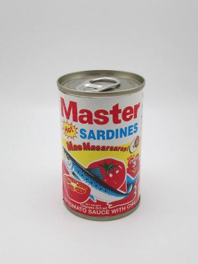 MANILA, PH - 25 Kasım 2020 'de Filipinler, Manila' da domates sosu konservesinde usta sardalyalar.