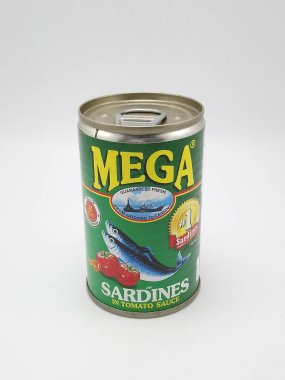 MANILA, PH - 25 Kasım 2020 'de Filipinler, Manila' da domates soslu büyük sardalyalar.