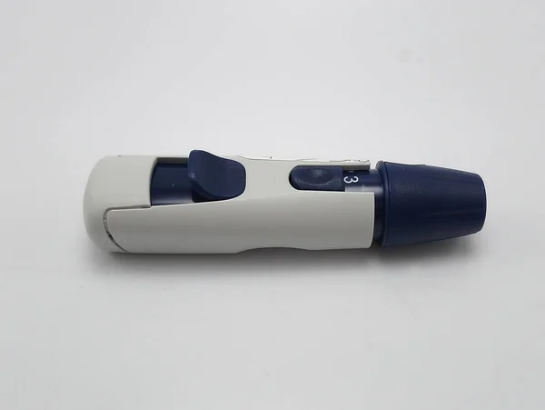 Ланцет Ручка Использовать Ущипнуть Кончик Пальца Человека Тестирования Глюкозы — стоковое фото