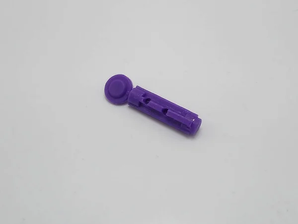 Фиолетовый Цвет Ланцет Использовать Ущипнуть Кончик Пальца Человека Тестирования Глюкозы — стоковое фото