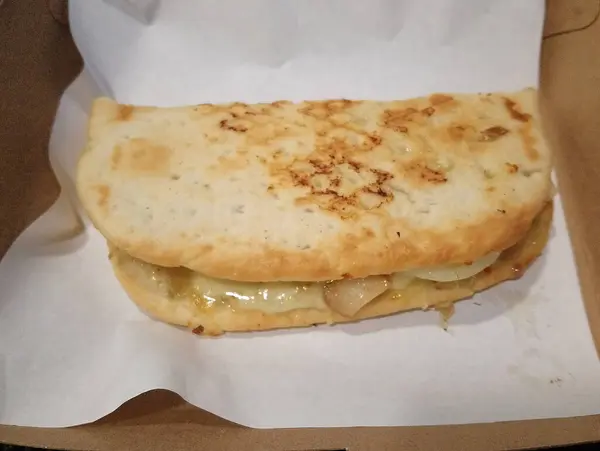 Pan Pizza Sandwich Dengan Keju Dan Topping Lainnya — Stok Foto