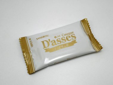 MANILA, PH - NOV 26 - Couque, 26 Kasım 2020 'de Manila, Filipinler' de Langue de chat kurabiyeleri ve matcha çikolatasını karıştırdı.