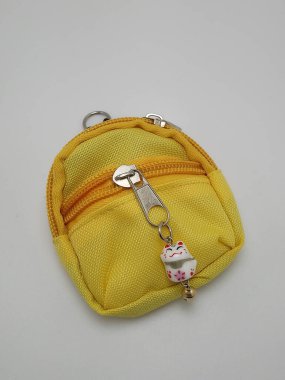 Fermuarlı küçük sarı sırt çantası.