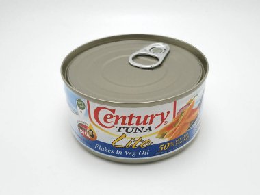 MANILA, PH - NOV 11 - 11 Kasım 2020 tarihinde Filipinler, Manila 'da bitkisel yağda yüzyıllık ton balığı pulları.