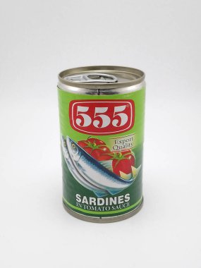 MANILA, PH - NOV 11 - 555 domates soslu sardalya 11 Kasım 2020 'de Manila, Filipinler' de.