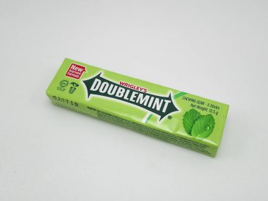 MANILA, PH - NOV 11 - 11 Kasım 2020 tarihinde Filipinler 'in Manila şehrinde çifte nane sakızı yazdı.