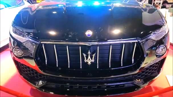 Maserati coche en SMX centro de convenciones, Pasay, Filipinas. — Vídeo de stock