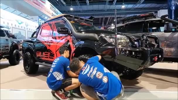 Nissan navara pick up φορτηγό στο συνεδριακό κέντρο SMX, Πασάι, Φιλιππίνες. — Αρχείο Βίντεο