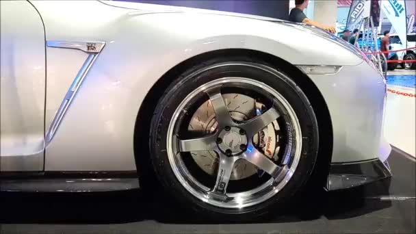 Nissan gtr w centrum kongresowym SMX, Pasay, Filipiny. — Wideo stockowe