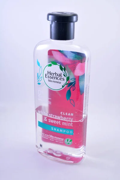 Manila July Herbal Essences Bio Renew Clean White Strawberry Sweet — 스톡 사진