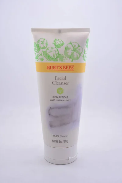 Manila July Burts Bees Facial Cleanser Sensitive Cotton Extract July — Stockfoto
