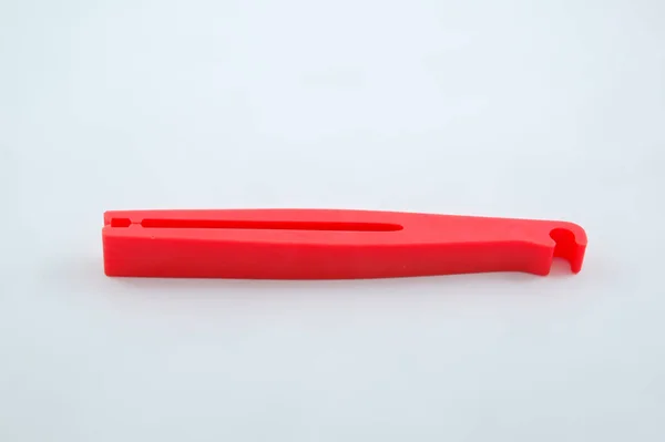 Κόκκινο Πλαστικό Κλιπ Εργαλείο Για Επισκευή Αυτοκινήτων Και Έκτακτη Ανάγκη — Φωτογραφία Αρχείου