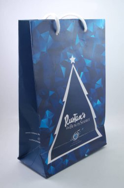 MANILA, PH - 14 HAZİRAN 14 Temmuz 2021 'de Filipinler' in Manila kentinde güzellik kaynağı kağıt torbasını hışırdatır..