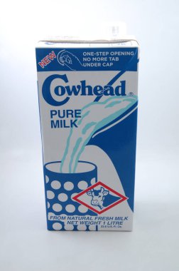 MANILA, PH - 16 Temmuz - Manila, Filipinler 'de 16 Temmuz 2021 tarihinde saf taze süt.