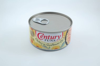 MANILA, PH - 22 Temmuz - 22 Temmuz 2021 'de Manila, Filipinler' de ayçiçeği yağında yüzyıllık ton balığı pulları.