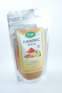 MANILA, PH - 22 Temmuz - 22 Temmuz 2021 'de Manila, Filipinler' de limonlu Ginga zerdeçal birası.