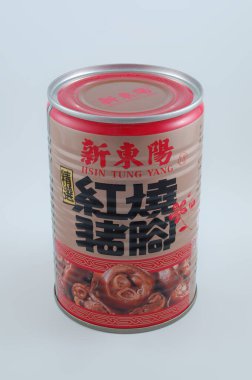 MANILA, PH - 22 Temmuz - Hsin Tung Yang 22 Temmuz 2021 tarihinde Manila, Filipinler 'de domuz boğma konservesi pişirdi.