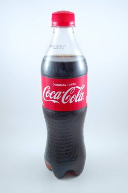 MANILA, PH - 22 Temmuz - Coca Cola kola şişesi 22 Temmuz 2021, Manila, Filipinler.
