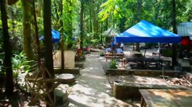 RIZAL, PH - 21 Aralık - Daranak 21 Aralık 2019 'da Tanay, Rizal, Filipinler' de çevresindeki kayalar ve akarsularla birlikte düştü.