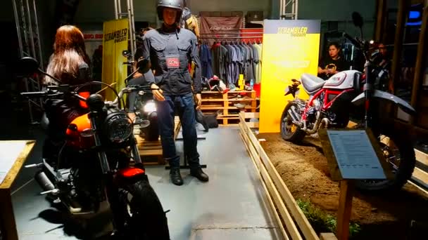 Pasig 2020年3月7日 2020年3月7日 フィリピン パジグのメトロトレント コンベンション センターで開催された第2回ライド Phでドゥカティ スクランブラー バイクが登場 — ストック動画