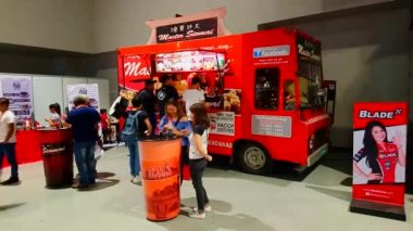 Pasay; PH - 19 Mayıs - Usta Siomai yemek minibüsü 19 Mayıs 2018 tarihinde SMX Kongre Merkezi 'nde Trans Sport Show' da; Pasay;.