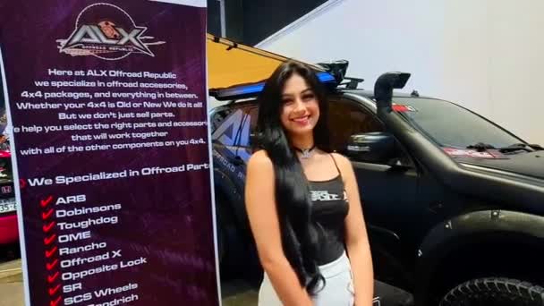Pasay 2019年7月28日 フィリピン パサイ市のSmxコンベンションセンターで開催されたフィリピン自動車ショーで アルクス オフロード リパブリックカー ショー モデルが2019年7月28日に発表されました — ストック動画