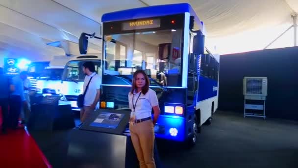 Pasay エイプリル7 フィリピンのパサイで2019年4月7日に開催されるマニラ国際自動車ショーの現代トラックとバス — ストック動画