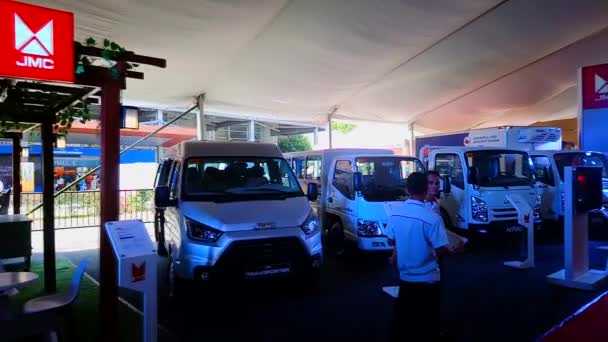 Pasay エイプリル7 2019年4月7日 フィリピンのパサイで開催されたマニラ国際自動車ショーにJmcトラックブースを出展しました — ストック動画