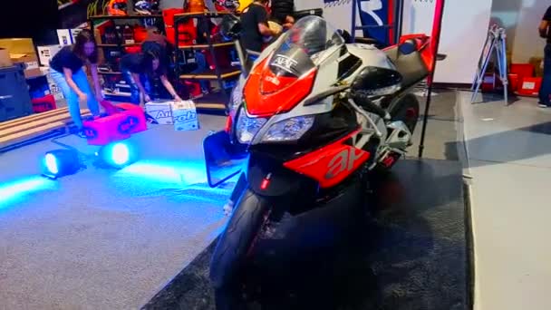 Pasay 6月16日 2019年6月16日 フィリピン パサイのSmxコンベンションセンターで開催されたMakina元バイクショーでのアプリリアバイク — ストック動画