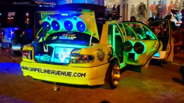 PASIG, PH - 17 Kasım 2018 'de Metrotent Kongre Merkezi, Pasig, Filipinler' deki Vapin Wheels araba fuarında araba ses hoparlörü kuruldu.