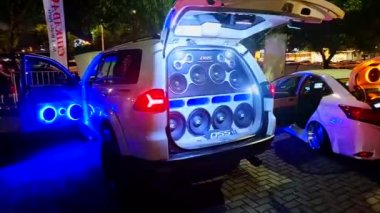 Pasay, PH - 8 Aralık - 8 Aralık 2018 'de Pasay, Filipinler' deki Bumper to Bumper araba fuarında piyasa sonrası araba ses hoparlörü kuruldu.
