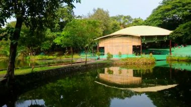 QUEZON ŞEHRİ, PH - 6 Ekim - Ninoy Aquino Parkları ve Vahşi Yaşam Merkezi cepheleri 6 Ekim 2018 Quezon City, Filipinler.