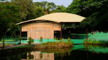 QUEZON ŞEHRİ, PH - 6 Ekim - Ninoy Aquino Parkları ve Vahşi Yaşam Merkezi cepheleri 6 Ekim 2018 Quezon City, Filipinler.