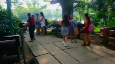 QUEZON ŞEHRİ, PH - 6 Ekim - Ninoy Aquino Parkları ve Vahşi Yaşam Merkezi çardağı 6 Ekim 2018, Quezon City, Filipinler.