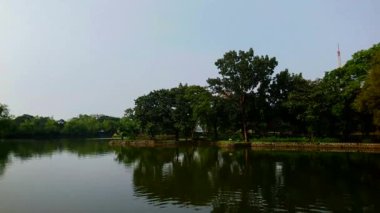 QUEZON ŞEHRİ, PH - 6 Ekim - Ninoy Aquino Parkları ve Vahşi Yaşam Merkezi lagünü 6 Ekim 2018, Quezon City, Filipinler.