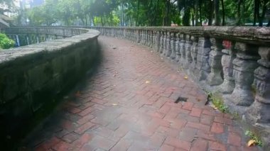 20 Ekim 2018 'de Manila, Filipinler' de Paco Park ve mezarlık yolu. Paco Park bir eğlence bahçesi ve bir zamanlar İspanyol döneminde Manila 'nın belediye mezarlığıydı..