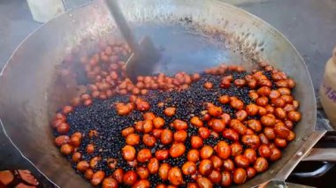 MANILA, PH - 5 Şubat 2019 'da Binondo, Manila, Filipinler' de kestane kavurması.