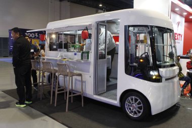 Pasay, PH - OCT 25 - Filipin elektrikli araç zirvesinde akıllı mutfak minibüsü (PEVS) 25 Ekim 2025, Pasay, Filipinler. PEVS, Filipinler 'de düzenlenen yıllık bir otomobil etkinliğidir..