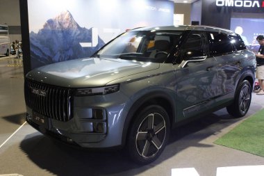 Pasay, PH - OCT 25 - Jaecoo j7 Filipin elektrikli araç zirvesinde (PEVS) 25 Ekim 2025, Pasay, Filipinler. PEVS, Filipinler 'de düzenlenen yıllık bir otomobil etkinliğidir..