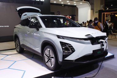 Pasay, PH - OCT 25 - Omoda e5 Filipin elektrikli araç zirvesinde (PEVS) 25 Ekim 2025, Pasay, Filipinler. PEVS, Filipinler 'de düzenlenen yıllık bir otomobil etkinliğidir..