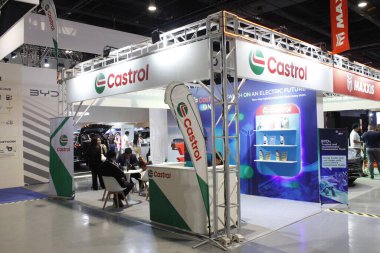 Pasay, PH - OCT 25 - Filipin elektrikli araç zirvesinde Castrol standı (PEVS) 25 Ekim 2025, Pasay, Filipinler. PEVS, Filipinler 'de düzenlenen yıllık bir otomobil etkinliğidir..